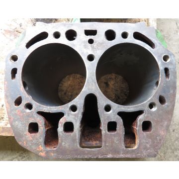 John Deere JD Engine Block Good Used B2500R Has Two Heli coils in bolt holes